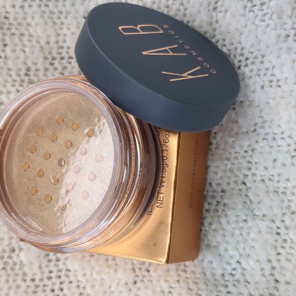 KAB Cosmetics ILLUMINATING DUST in GOLDEN HOUR, 5g/0.176oz - Picture 6 of 14